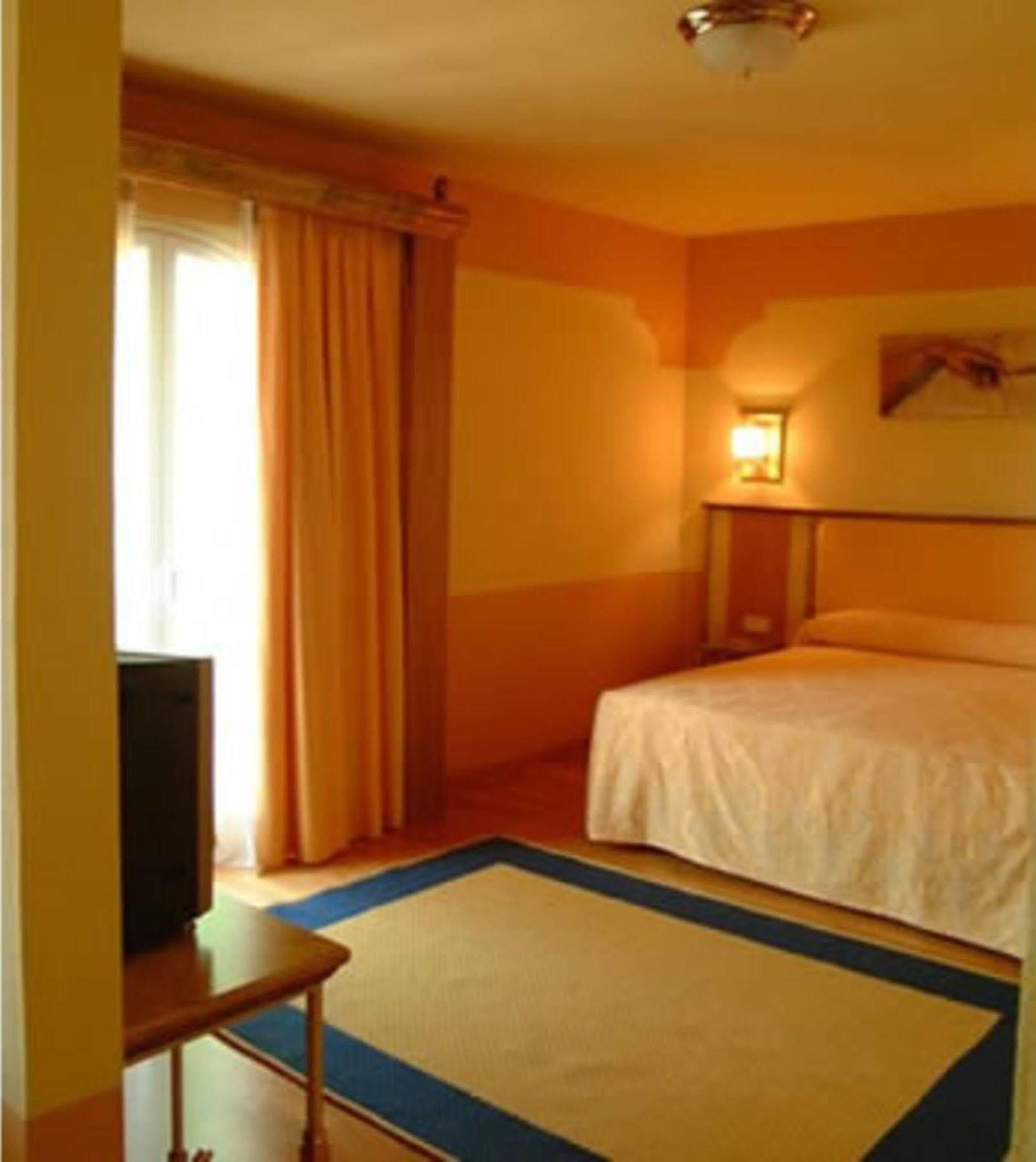 Hotel Fuente Las Piedras Cabra Eksteriør bilde